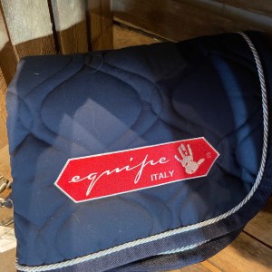 Equipe sadelunderlag SOS Navy Full